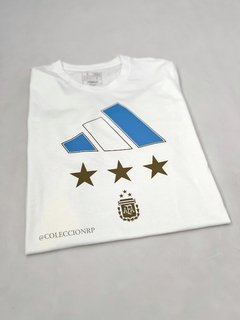 Imagen de REMERA FESTEJOS ARGENTINA CAMPEÒN DEL MUNDO - QATAR 2022 - AFA 3 ESTRELLAS