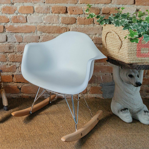 Cadeira Infantil Eames Balanço - Branca com base de madeira natural
