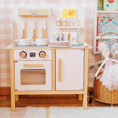 mini-cozinha-em-madeira-rosa-com-forno-eletrico-panelinhas-e-acessorios