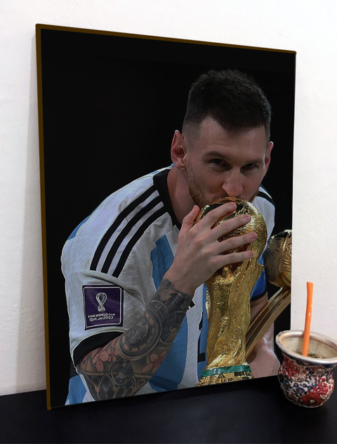 Messi Besando la del Mundo