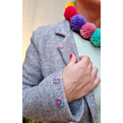 Tapado lana gris con botones multicolor - comprar online