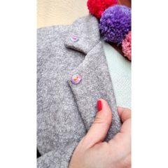 Tapado lana gris con botones multicolor en internet