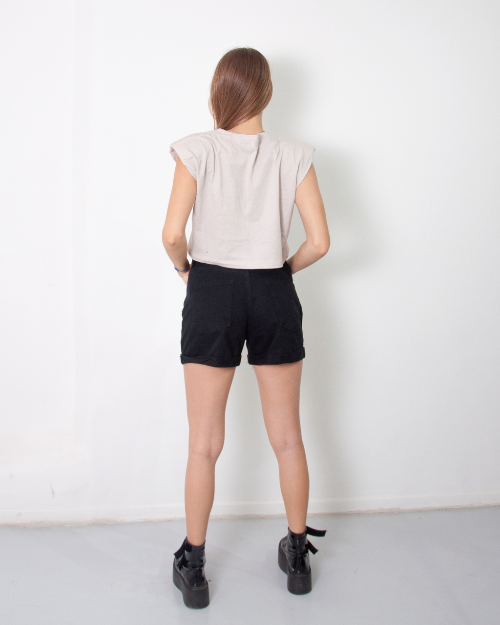 SHORT CON DOBLADILLO NEGRO Feliza Indumentaria