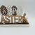 Enfeite de madeira Happy Easter com coelho marrom e branco na internet