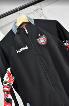 Imagen de Campera pre match Chacarita Juniors Hummel 2023