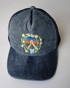 Trucker Bordada Escudo Lunar