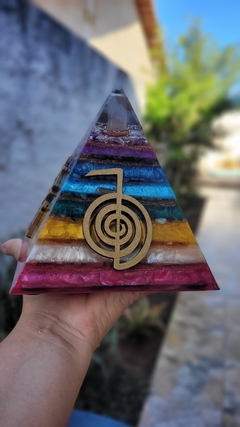 Pirâmide de orgonite dos chakras com símbolos do Reiki - 15cm - comprar online