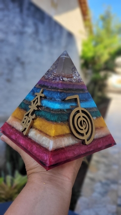 Pirâmide de orgonite dos chakras com símbolos do Reiki - 15cm