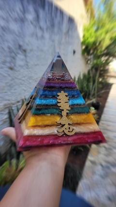 Pirâmide de orgonite dos chakras com símbolos do Reiki - 15cm - Orgonites e loja de artigos esotéricos