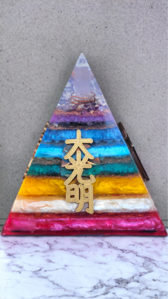 Pirâmide de orgonite dos chakras com símbolos do Reiki - 15cm - loja online