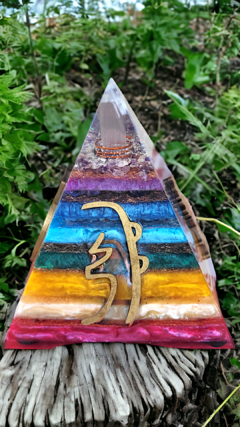 Pirâmide de orgonite dos chakras com símbolos do Reiki - 15cm na internet
