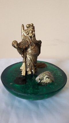 Samurai Kuan Kun 10cm base de orgonite com jadeíta - loja online