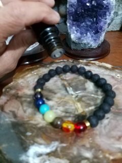 Pulseira contas de lava vulcânica e pedras dos 7 chakras - comprar online