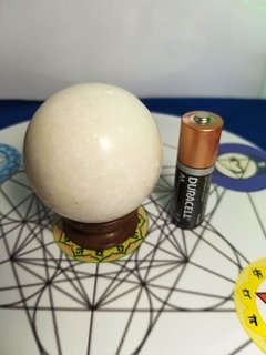 Esfera de jade branco com suporte 5,0cm - 175g - tomada de decisões