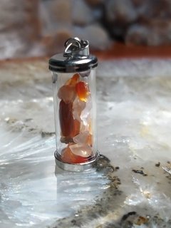 Pingente de mini cristais em frasquinho de vidro - 6 opções de cristais