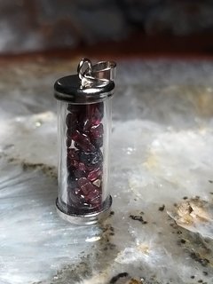Pingente de mini cristais em frasquinho de vidro - 6 opções de cristais - comprar online