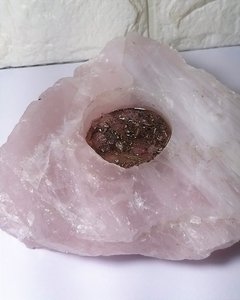 Porta-velas de quartzo rosa bruto com orgonite 801g- amor