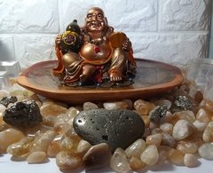 Buda da alegria sentado na gamela com orgonite - Prosperidade na internet