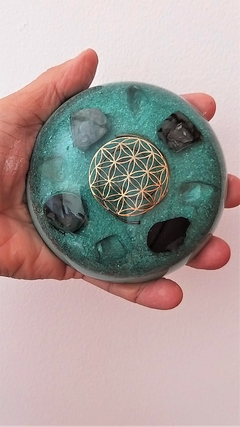 Orgonite meia lua com flor da vida e esmeralda - comprar online