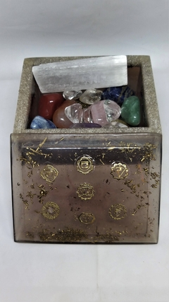 Caixa de orgonite com kit 338g cristais (14 cristais)