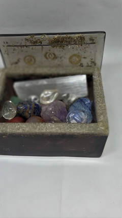 Caixa de orgonite com kit 338g cristais (14 cristais)