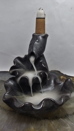 Incensário cascata folhas - cerâmica - 9cm