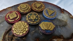 Kit de orgonites 7 chakras com símbolos em alto relevo - comprar online