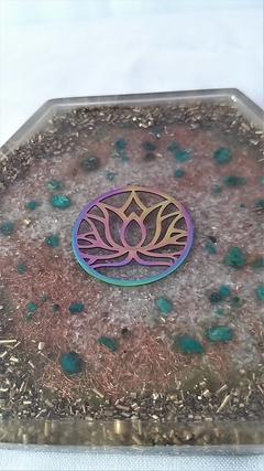 Orgonite porta-copos hexagonal flor de lótus - purificador do campo energético - Orgonites e loja de artigos esotéricos