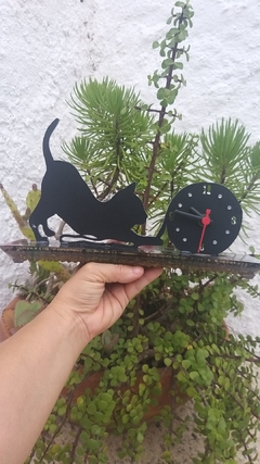 Gato preto relógio base orgonite - ônix