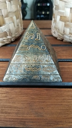 Pirâmide de orgonite motivos egípcios 8cm - força e sabedoria na internet
