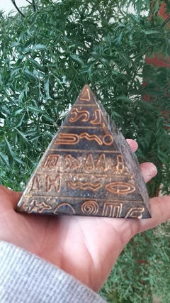 Pirâmide de orgonite motivos egípcios 8cm - força e sabedoria