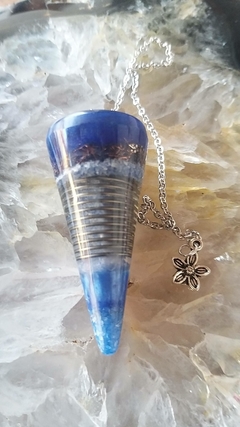 Pêndulo de orgonite 5,5cm com ponta quartzo azul - paz - comprar online