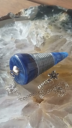 Pêndulo de orgonite 5,5cm com ponta quartzo azul - paz na internet