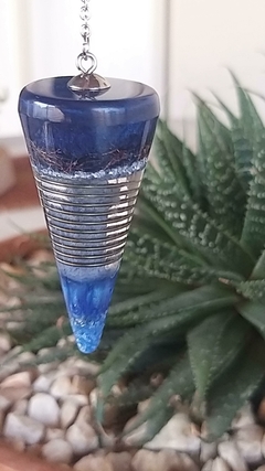 Pêndulo de orgonite 5,5cm com ponta quartzo azul - paz