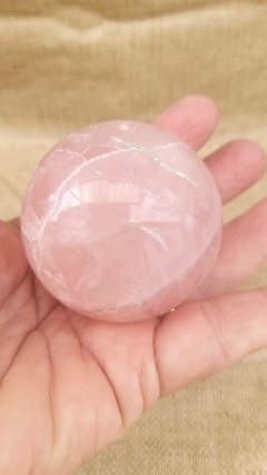 Esfera de quartzo rosa 5,2cm com suporte - 191g - Amor