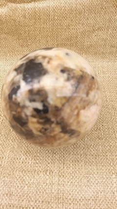 Esfera de turmalina negra no feldspato 397g - com suporte de acrílico - Orgonites e loja de artigos esotéricos