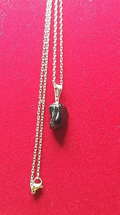 Pingente pedrinha turmalina negra pino prateado e corrente aço 55cm - Orgonites e loja de artigos esotéricos