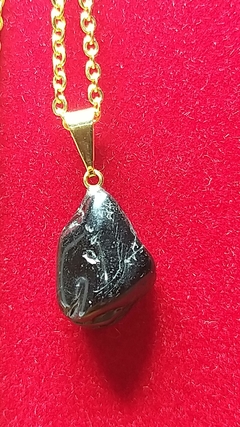 Pingente pedrinha turmalina negra corrente aço dourado 55cm - Orgonites e loja de artigos esotéricos