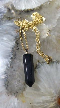 Pingente pontinha obsidiana preta pino dourado e corrente aço 60cm