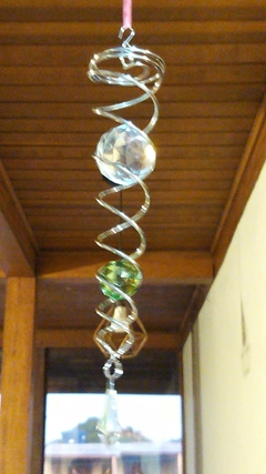 Captador de energia/espiral metal com cristais facetados 28cm - bola verde