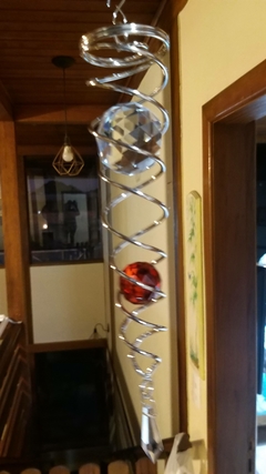 Captador de energia/espiral metal com cristais facetados 28cm - bola vermelha