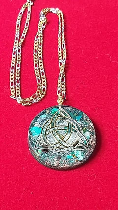 Pingente de orgonite Triquetra - 3,9cm corrente aço bicolor 3mm - comprar online