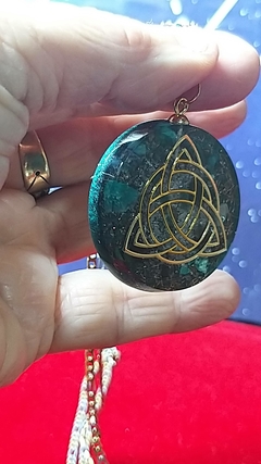 Pingente de orgonite Triquetra - 3,9cm corrente aço bicolor 3mm