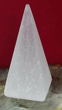Pirâmide de selenita polida 8cm - 105g - comprar online