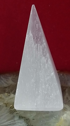 Pirâmide de selenita polida 8cm - 105g na internet