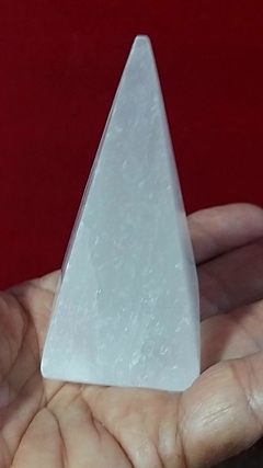 Pirâmide de selenita polida 8cm - 105g