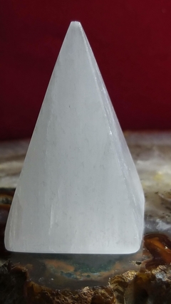 Pirâmide de selenita polida 6cm - 84g - Orgonites e loja de artigos esotéricos