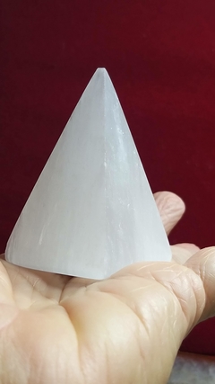 Pirâmide de selenita polida 6cm - 84g