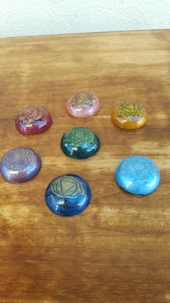 Kit de orgonites 7 chakras com símbolos em baixo relevo 3,7cm - comprar online