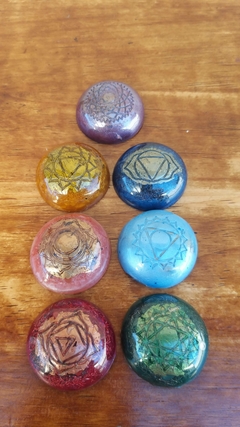 Kit de orgonites 7 chakras com símbolos em baixo relevo 3,7cm